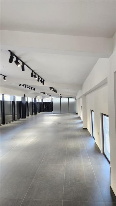 Tirane, jepet me qera dyqan Kati 0, 352 m² 5.000 € (21 Dhjetori)