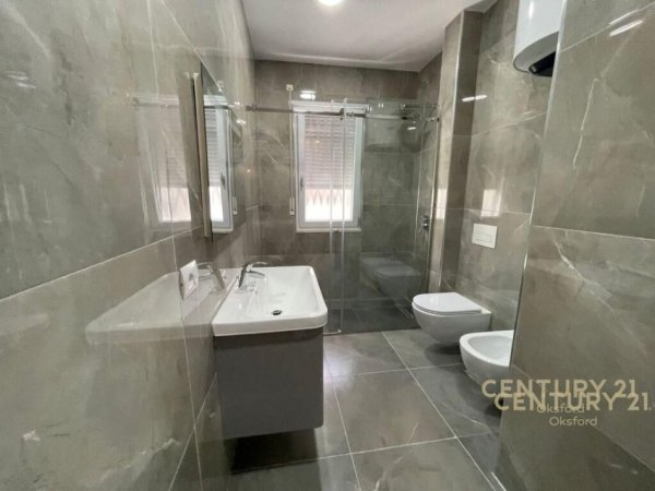 Tirane, jepet me qera apartament 2+1 Kati 2, 130 m² 850 € (Kopshti Botanik)