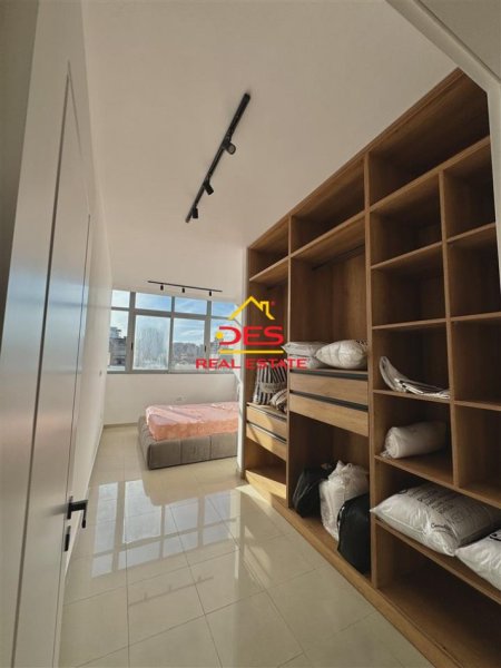 Tirane, jepet me qera apartament 1+1+Ballkon Kati 3, 100 m² 600 € (stacioni i trenit)