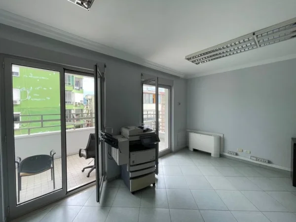 Tirane, jepet me qera , 1.200 € 