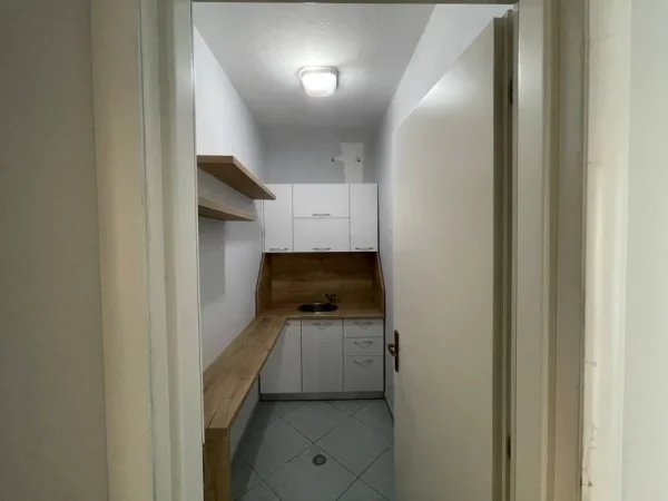 Tirane, jepet me qera , 1.200 € 