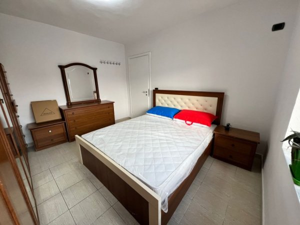 Tirane, jepet me qera 2+1 Kati 2, 76 m² 400 € (Brryli)