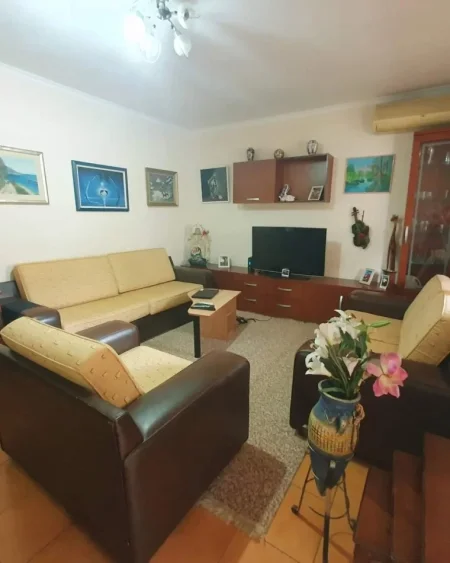 Tirane, jepet me qera apartament 1+1 Kati 1, 60 m² 400 € (Rruga e Durresit)