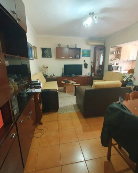 Tirane, jepet me qera apartament 1+1 Kati 1, 60 m² 400 € (Rruga e Durresit)