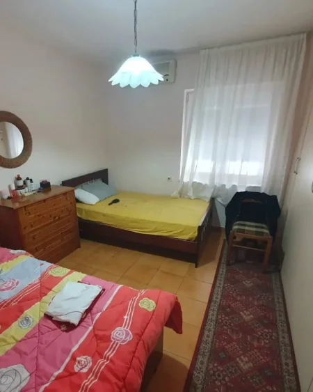 Tirane, jepet me qera apartament 1+1 Kati 1, 60 m² 400 € (Rruga e Durresit)