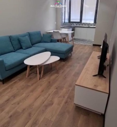 Tirane, jepet me qera apartament 1+1+Ballkon Kati 3, 70 m² 460 € (fusha e aviacionit)