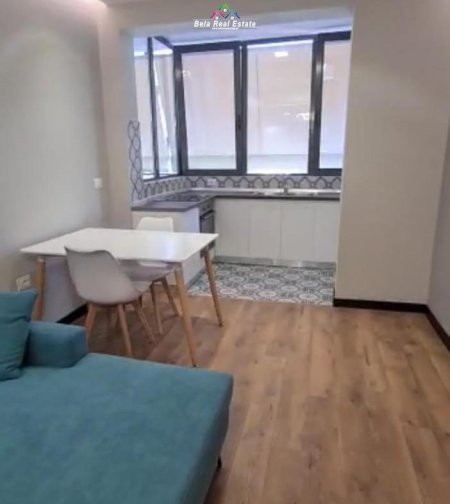 Tirane, jepet me qera apartament 1+1+Ballkon Kati 3, 70 m² 460 € (fusha e aviacionit)