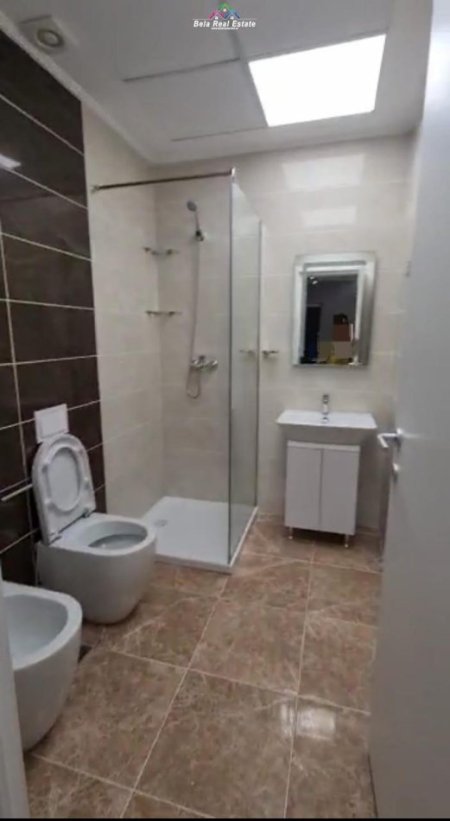 Tirane, jepet me qera apartament 1+1+Ballkon Kati 3, 70 m² 460 € (fusha e aviacionit)