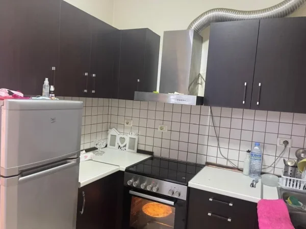 Tirane, jepet me qera apartament 1+1+Ballkon Kati 2, 70 m² 400 € (astir)