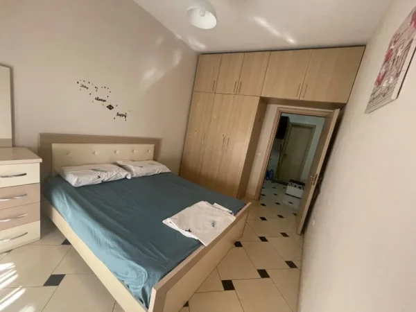 Tirane, jepet me qera apartament 1+1+Ballkon Kati 2, 70 m² 400 € (astir)