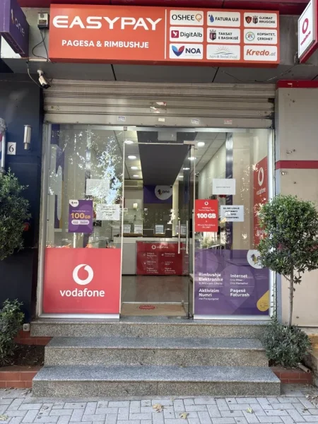 Tirane, shitet biznes i ngritur me pune (easy pay, vodafone , one, aksesore celularesh Kati 0, (Xhanfize Keko)
