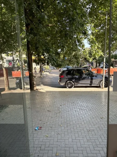 Tirane, shitet biznes i ngritur me pune (easy pay, vodafone , one, aksesore celularesh Kati 0, (Xhanfize Keko)