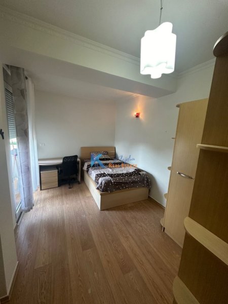 Tirane, jap me qera apartament 3+1+Ballkon Kati 8, 166 m² 1.100 € (Selvia, kompleksi Halili)