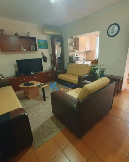 Tirane, jap me qera apartament 1+1 Kati 2, 60 m² 400 € (Rruga e Durresit)