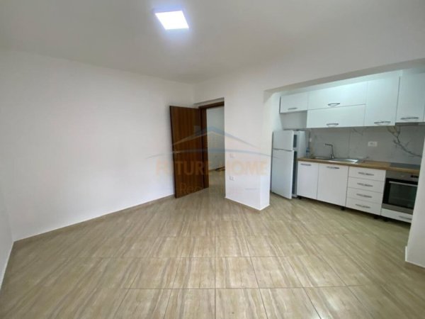 Tirane, jepet me qera ambjent biznesi Kati 3, 50 m² 400 € (QSUT)