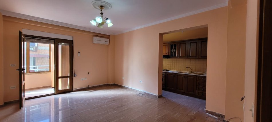 Tirane, jepet me qera ambjent biznesi Kati 4, 90 m² 470 € (Bulevardi Zogu i Pare)