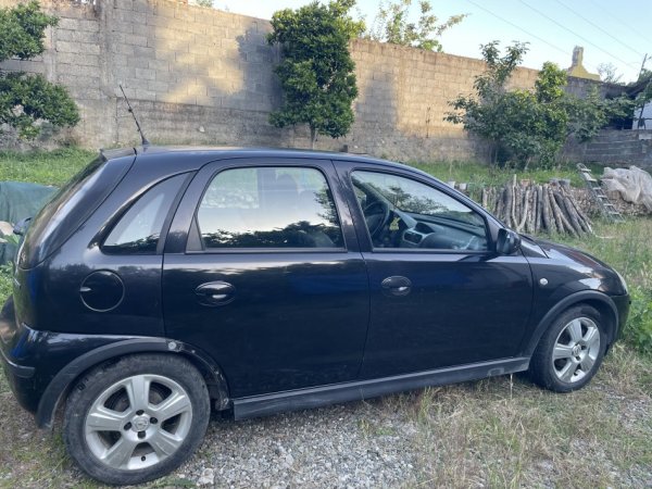 Tirane, shes makine Opel corsa Nafte, e zeze manuale Kondicioner 190.000 km 1.500 €