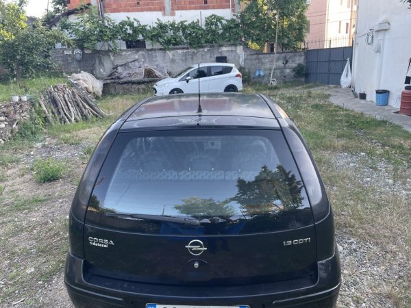 Tirane, shes makine Opel corsa Nafte, e zeze manuale Kondicioner 190.000 km 1.500 €