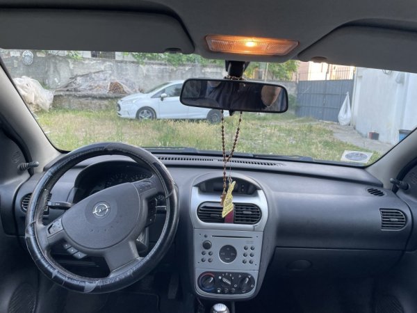 Tirane, shes makine Opel corsa Nafte, e zeze manuale Kondicioner 190.000 km 1.500 €