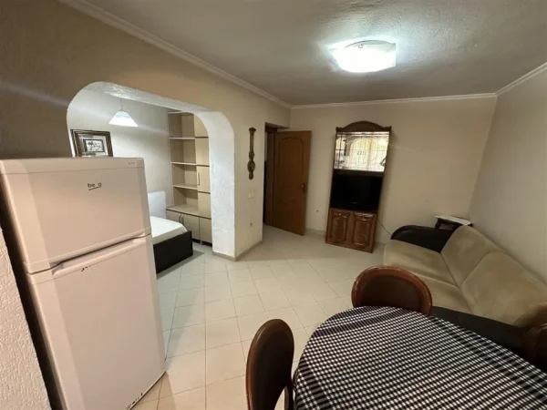 Tirane, jepet me qera apartament 1+1 Kati 1, 65 m² 400 € (Mine Peza)