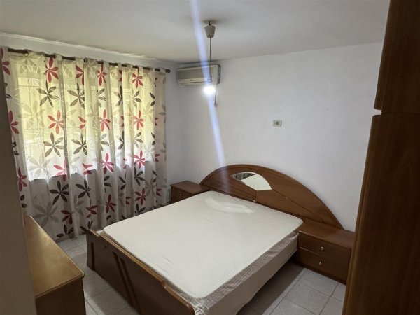 Tirane, jepet me qera apartament 1+1 Kati 1, 65 m² 400 € (Mine Peza)