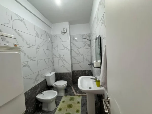 Tirane, jepet me qera apartament 1+1 Kati 2, 69 m² 500 € (Komuna E Parisit)