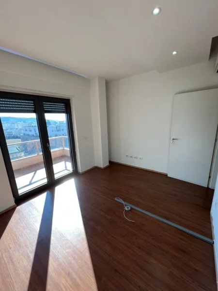 Tirane, jepet me qera ambjent biznesi Kati 7, 132 m² 1.200 € (Te Ring Center)