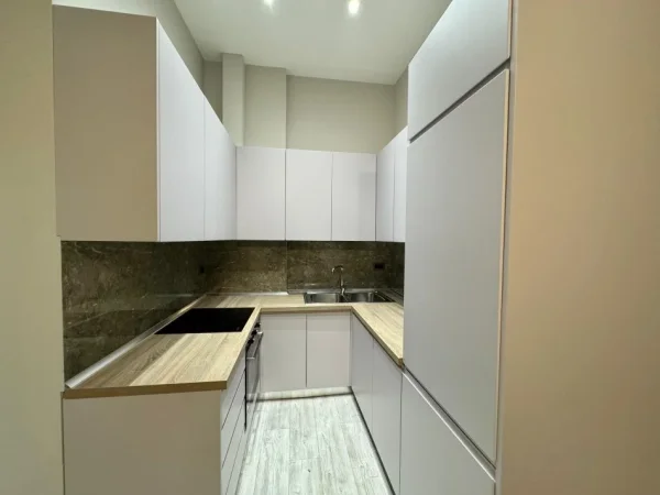 Tirane, jepet me qera apartament 2+1 Kati 1, 90 m² 550 € (LIQENI I THATE)