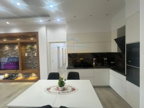 Tirane, jepet me qera apartament 2+1+Ballkon Kati 1, 120 m² 850 € (Liqeni i Thate)