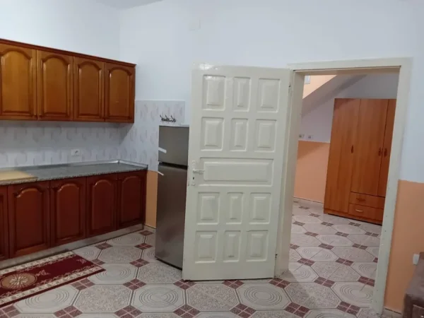 Tirane, jepet me qera shtepi 1+1+Ballkon Kati 1, 80 m² 330 € (rruga 5 Maj)