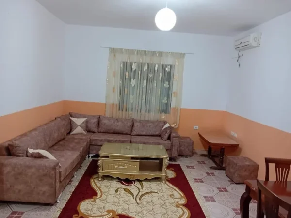Tirane, jepet me qera shtepi 1+1+Ballkon Kati 1, 80 m² 330 € (rruga 5 Maj)