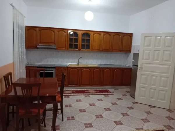Tirane, jepet me qera shtepi 1+1+Ballkon Kati 1, 80 m² 330 € (rruga 5 Maj)