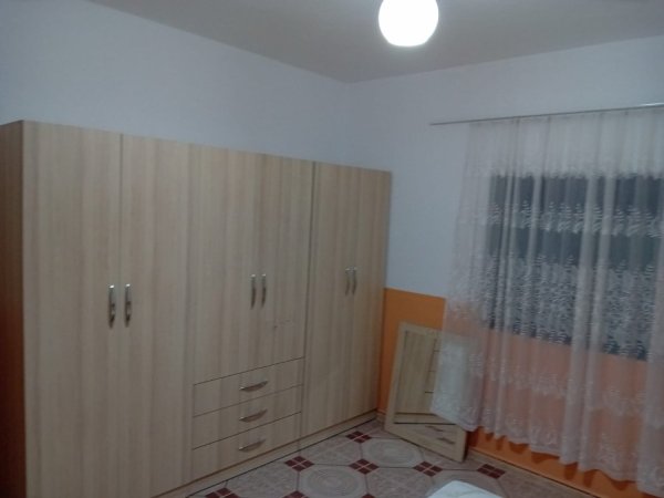 Tirane, jepet me qera shtepi 1+1+Ballkon Kati 1, 80 m² 330 € (rruga 5 Maj)