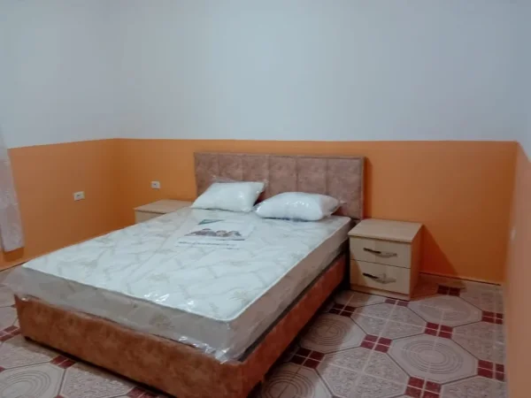 Tirane, jepet me qera shtepi 1+1+Ballkon Kati 1, 80 m² 330 € (rruga 5 Maj)
