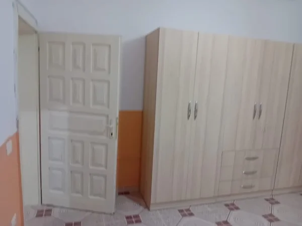 Tirane, jepet me qera shtepi 1+1+Ballkon Kati 1, 80 m² 330 € (rruga 5 Maj)