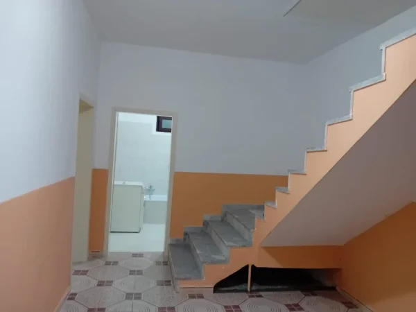 Tirane, jepet me qera shtepi 1+1+Ballkon Kati 1, 80 m² 330 € (rruga 5 Maj)