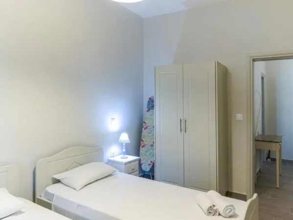 Tirane, jepet me qera garsonier 1+1 Kati 1, 440 € (myslym shyri)
