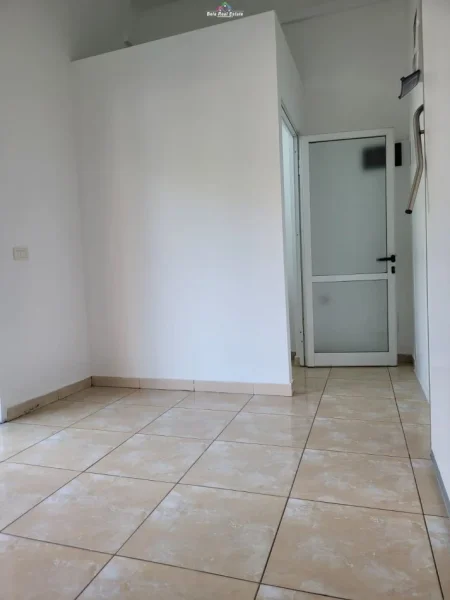 Tirane, jepet me qera dyqan Kati 0, 25 m² 350 € (ali demi)