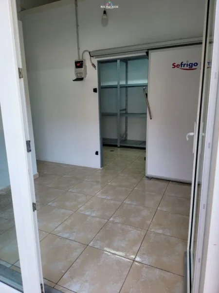 Tirane, jepet me qera dyqan Kati 0, 25 m² 350 € (ali demi)