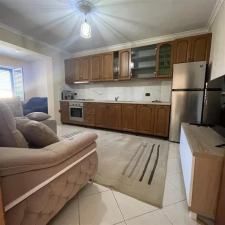 Tirane, jepet me qera shtepi 1+1+Ballkon Kati 1, 70 m² 350 € (Vangjel Koca)