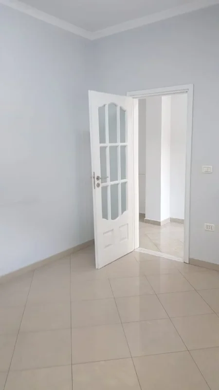 Tirane, jepet me qera ambjent biznesi Kati 2, 650 € (Kongresi Manastirit)