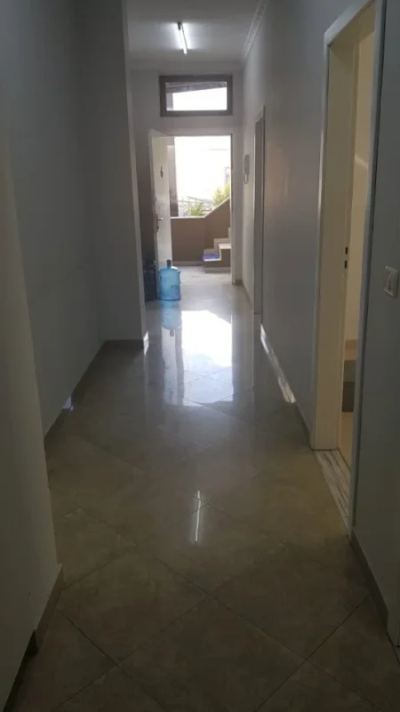 Tirane, jepet me qera ambjent biznesi Kati 2, 650 € (Kongresi Manastirit)