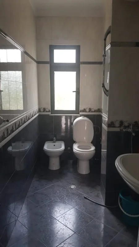 Tirane, jepet me qera ambjent biznesi Kati 2, 650 € (Kongresi Manastirit)