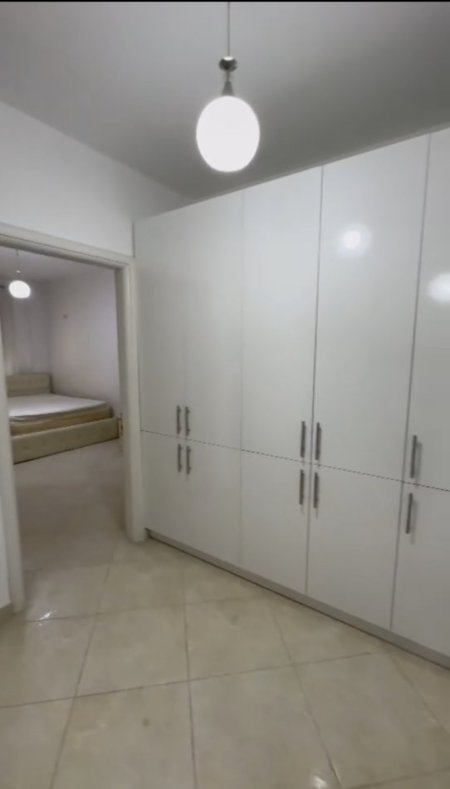 Tirane, jepet me qera apartament 1+1+Ballkon Kati 3, 61 m² 350 € (Rruga dajtit)