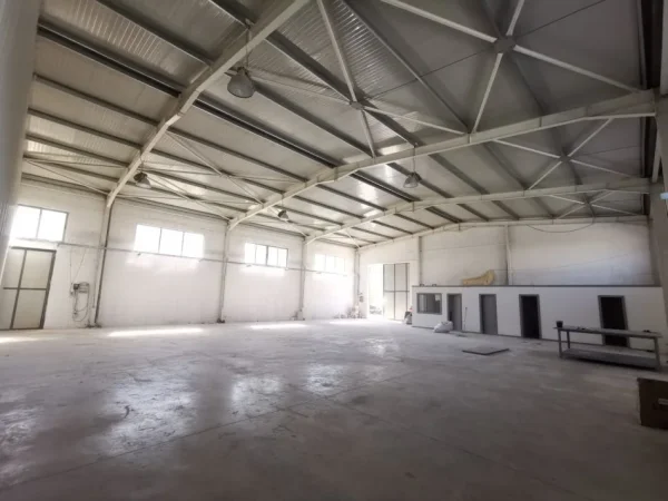 Tirane, jepet me qera magazine Kati 0, 900 m² 1.000.000 € (Vaqarr)