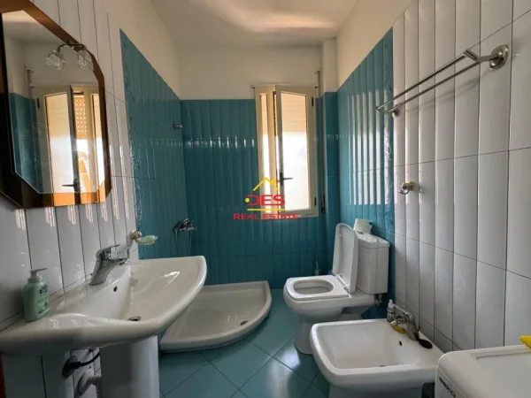 Vlore, jepet me qera apartament 2+1 Kati 9, 110 m² 400 € (Rruga Pelivan Leskaj)