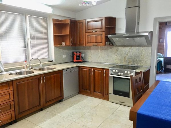 Tirane, jepet me qera apartament 3+1 Kati 7, 360 m² 1.200 € (rruga hamdi sina)