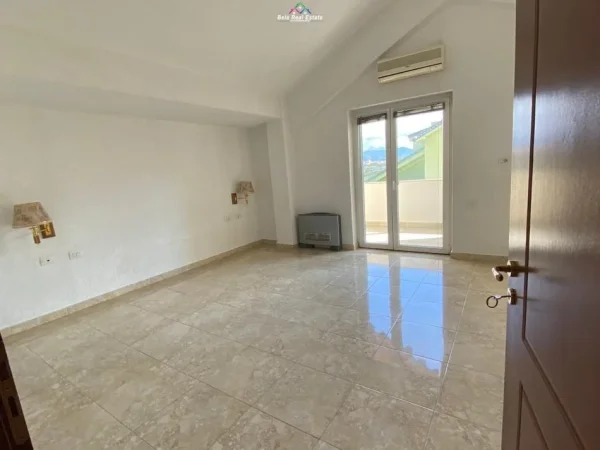 Tirane, jepet me qera apartament 3+1 Kati 7, 360 m² 1.200 € (rruga hamdi sina)