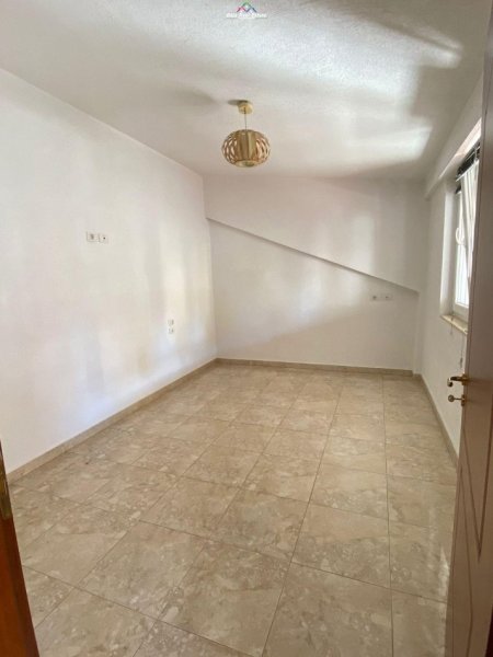 Tirane, jepet me qera apartament 3+1 Kati 7, 360 m² 1.200 € (rruga hamdi sina)