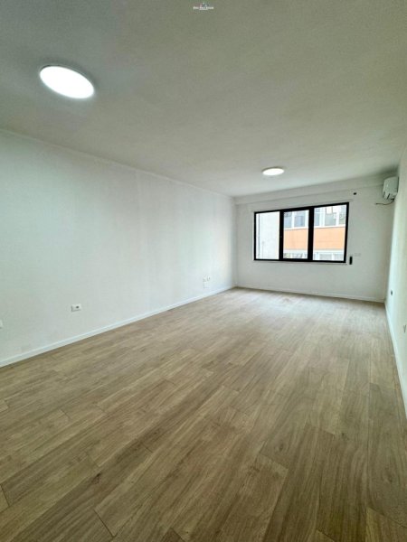 Tirane, jepet me qera zyre Kati 1, 77 m² 550 € (rruga qemal stafa)